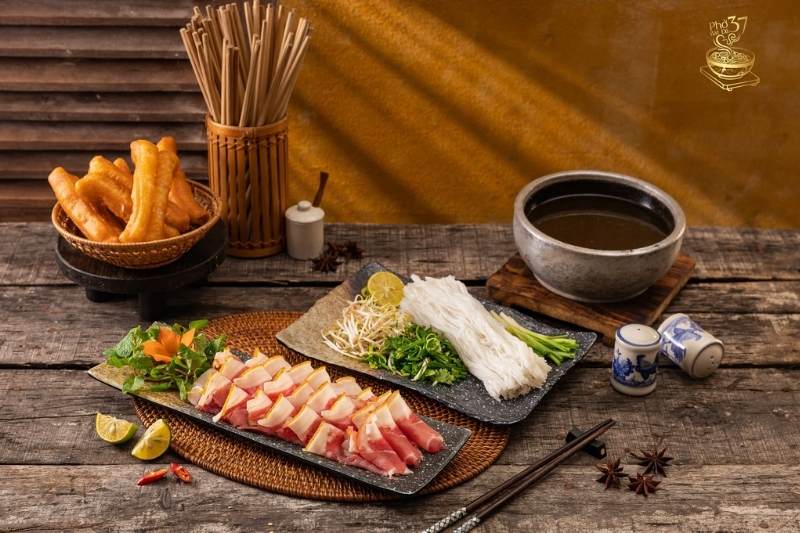 Cách thưởng thức phở bát đá đúng điệu Bí quyết của người sành ẩm thực