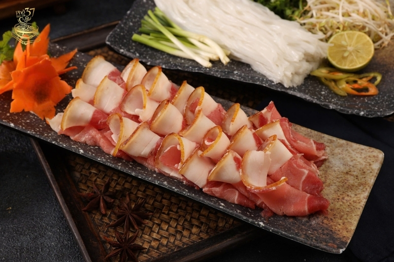 Cách thưởng thức phở bát đá đúng điệu Bí quyết của người sành ẩm thực