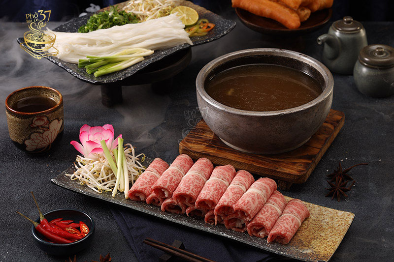 Bật mí địa điểm Phở bát đá 37 du khách nước ngoài nhất định phải tới