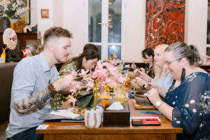 Du khách nước ngoài khi thẩm Phở bát đá 37 tại Việt Nam