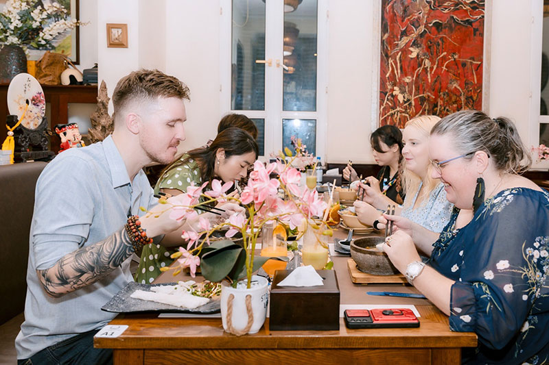 Du khách nước ngoài khi thẩm Phở bát đá 37 tại Việt Nam