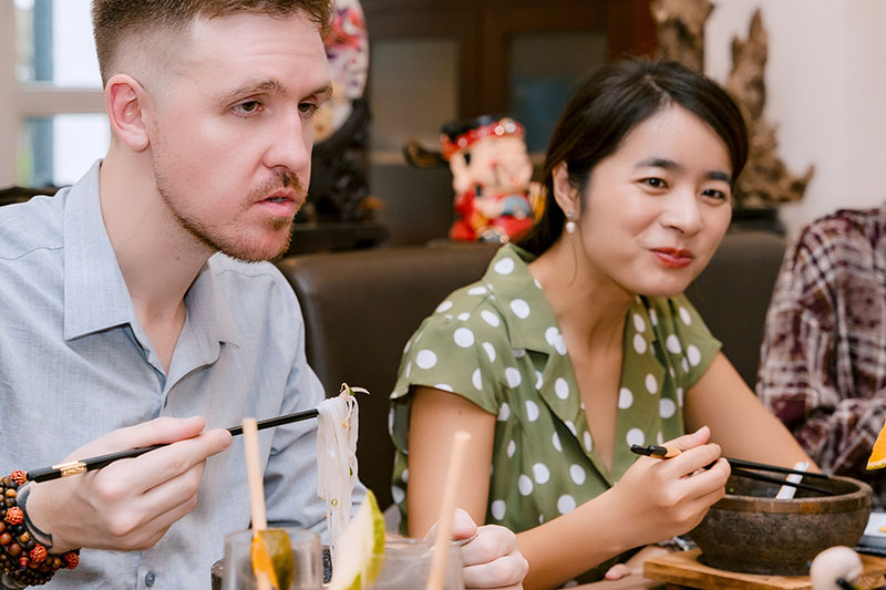 Du khách nước ngoài khi thẩm Phở bát đá 37 tại Việt Nam