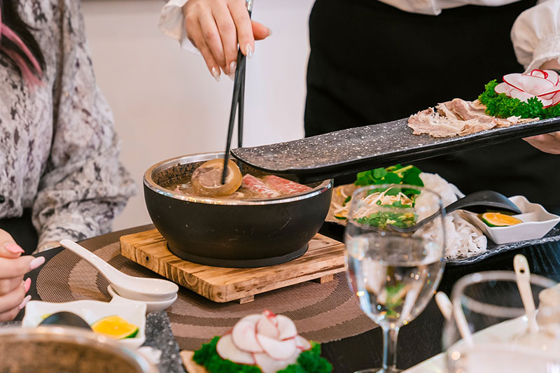 Du khách nước ngoài khi thẩm Phở bát đá 37 tại Việt Nam