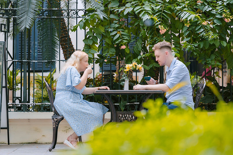 Du khách nước ngoài khi thẩm Phở bát đá 37 tại Việt Nam