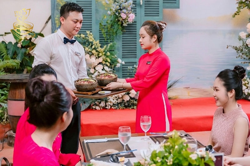 Trải nghiệm Phở bát đá 37 món ngon di sản tại tam giác điểm