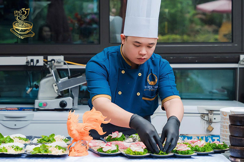 Trải nghiệm Phở bát đá 37 món ngon di sản tại tam giác điểm