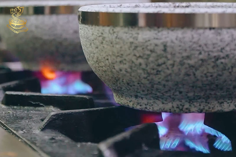 Điều gì tạo nên món Phở bát đá nức tiếng Hà Thành