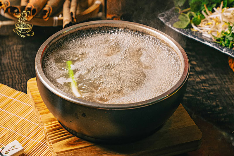 Bí mật bên trong nồi nước dùng 48h tại Phở Bát Đá 37 Bí mật bên trong nồi nước dùng 48h tại Phở Bát Đá 37