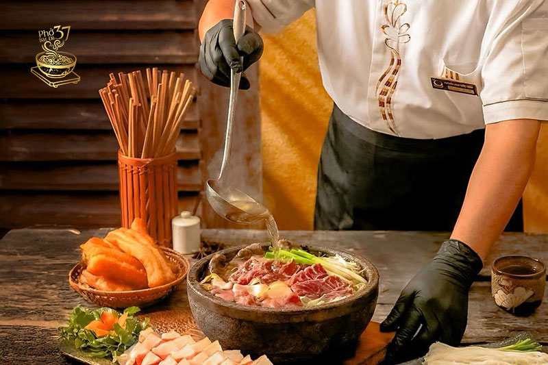 Bí mật bên trong nồi nước dùng 48h tại Phở Bát Đá 37 Bí mật bên trong nồi nước dùng 48h tại Phở Bát Đá 37