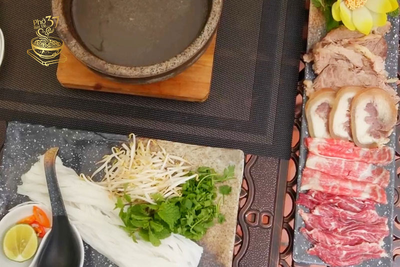 Phở bát đá 37 dưới góc nhìn và trải nghiệm của khách nước ngoài
