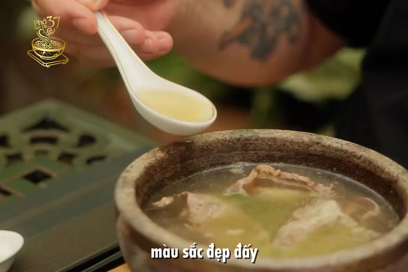Phở bát đá 37 dưới góc nhìn và trải nghiệm của khách nước ngoài