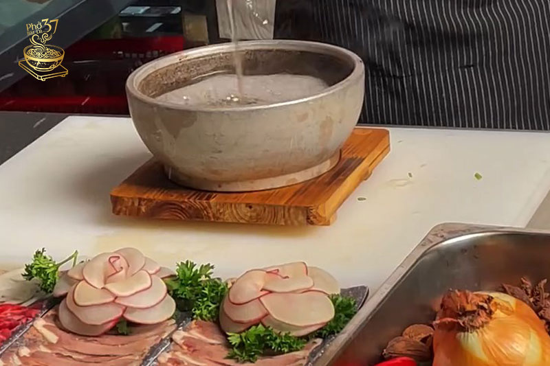 Phở Bát Đá 37 – Nghệ thuật trình diễn ẩm thực Hà thành