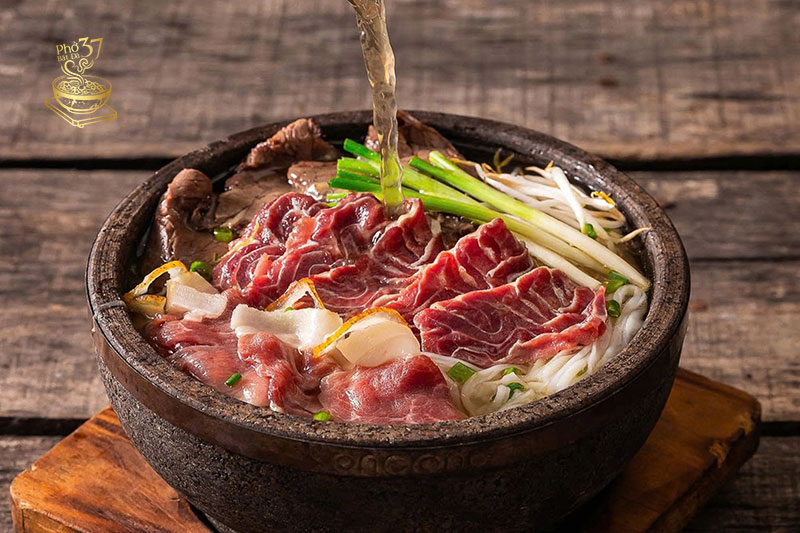 Phở bát đá khác gì với phở truyền thống? Khám phá nét độc đáo tại Phở Bát Đá 37 Phở bát đá khác gì với phở truyền thống?