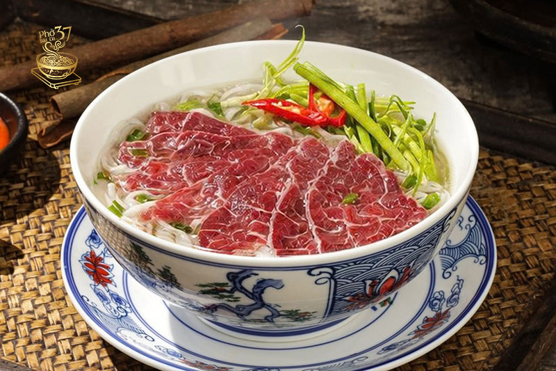 Phở bát đá khác gì với phở truyền thống? Khám phá nét độc đáo tại Phở Bát Đá 37 Phở bát đá khác gì với phở truyền thống?