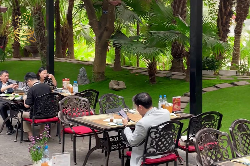 Thưởng Phở tại Ốc Đảo Xanh giữa lòng Hà Nội