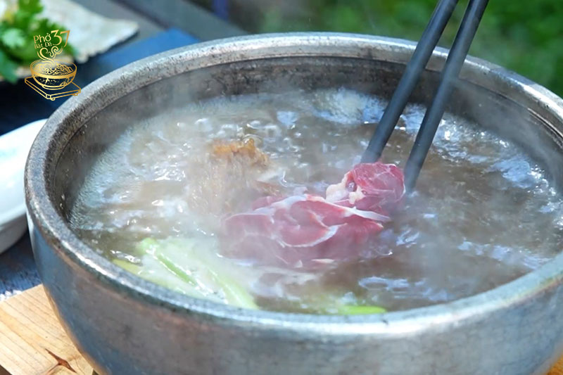 Thưởng Phở tại Ốc Đảo Xanh giữa lòng Hà Nội