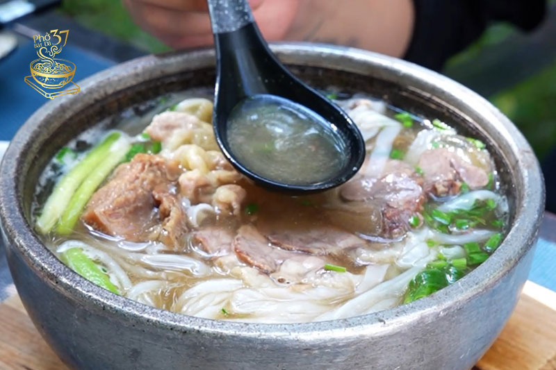 Thưởng Phở tại Ốc Đảo Xanh giữa lòng Hà Nội
